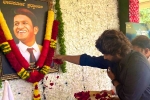 Allu Arjun in Bengaluru, Allu Arjun latest pictures, allu arjun visits puneeth rajkumar s family, Puneeth rajkumar