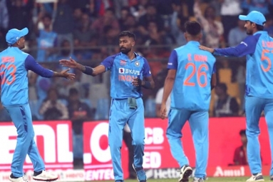 India Beats Sri Lanka by 2 Runs in a Thrilling Ride