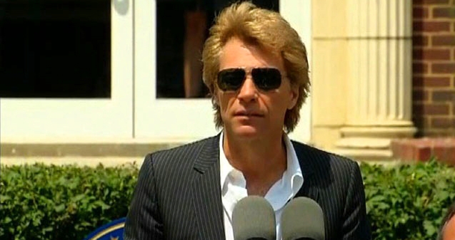 Jon Bon Jovi hands out $1 million for Sandy relief},{Jon Bon Jovi hands out $1 million for Sandy relief