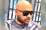 Chiranjeevi, Chiranjeevi bald head, chiranjeevi surprises tollywood in a new look, Kcr